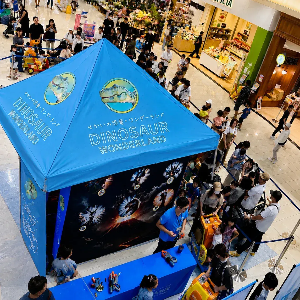 「DINOSAUR WONDERLAND」の看板の前にできた長い行列