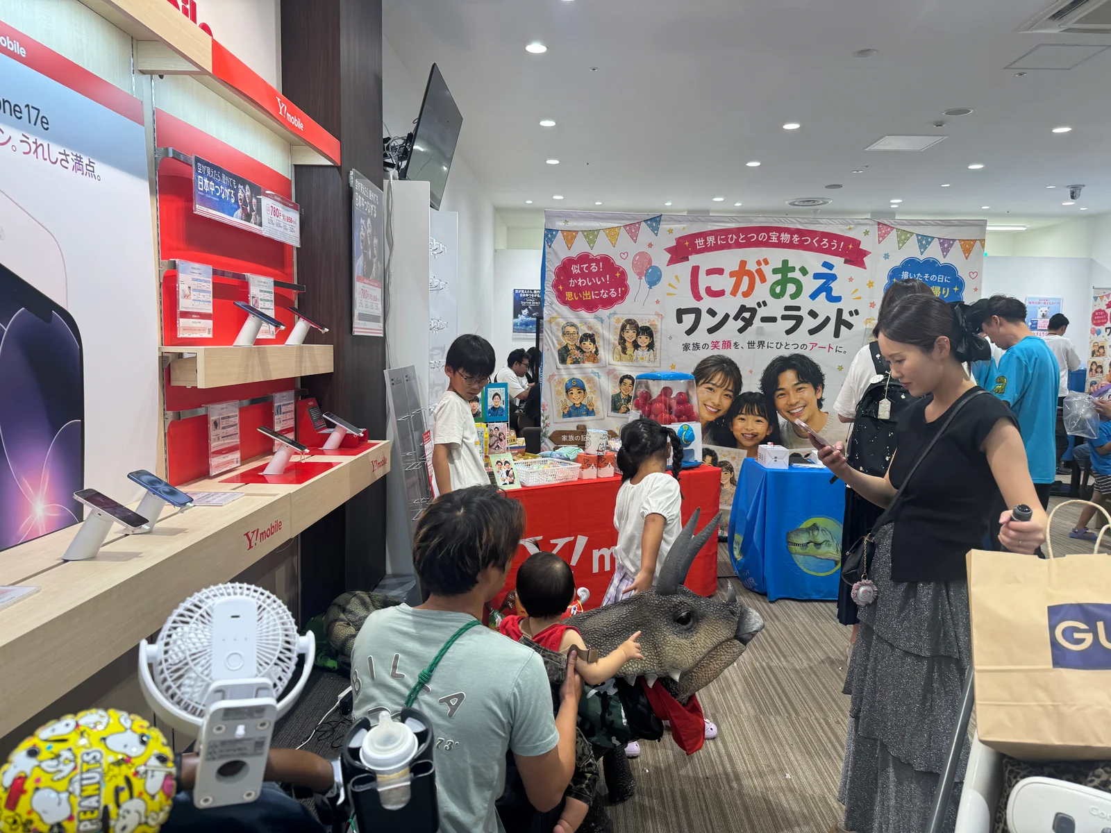 店内に設置した似顔絵ワンダーランドの受付と、順番を待つ子どもたち