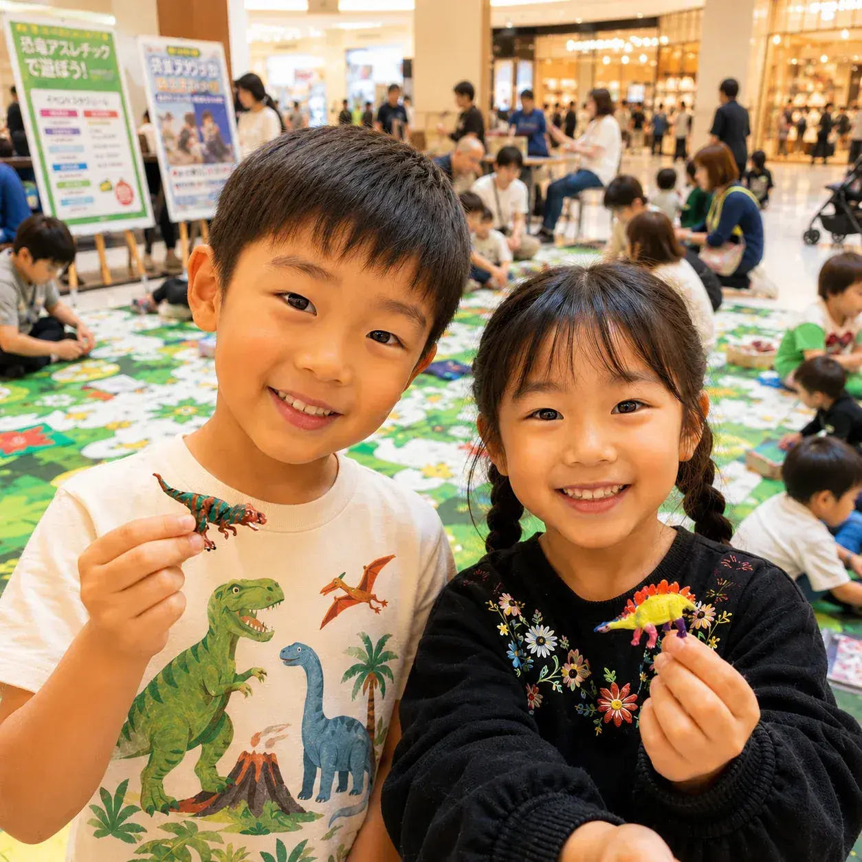 恐竜フィギュアの色塗りに取り組むお子さま