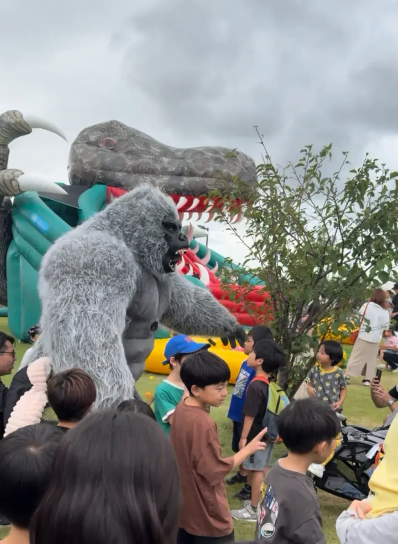 屋外の公園で開催された恐竜イベントの会場風景
