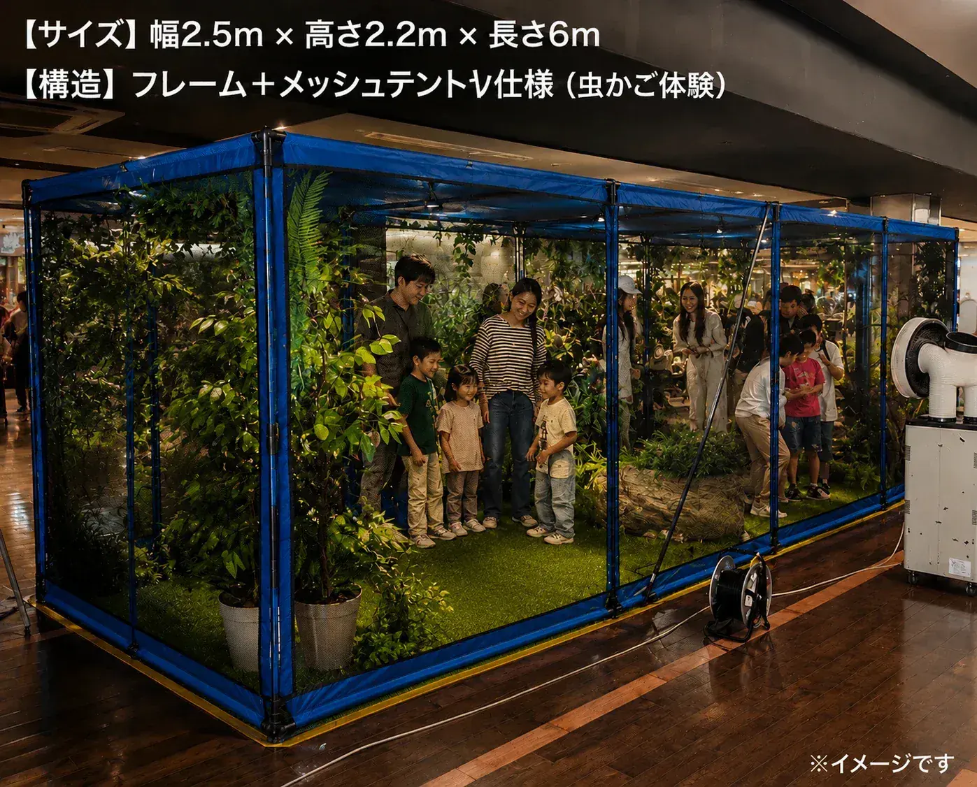 プレミアムプラン限定のふれあいコーナーで来場者がヘラクレスと撮影している様子
