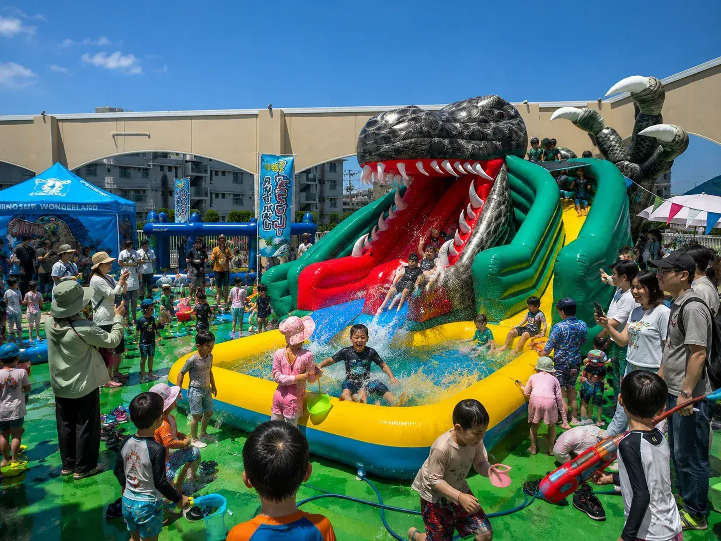 恐竜ウォータースライダーの全景と順番待ちの行列